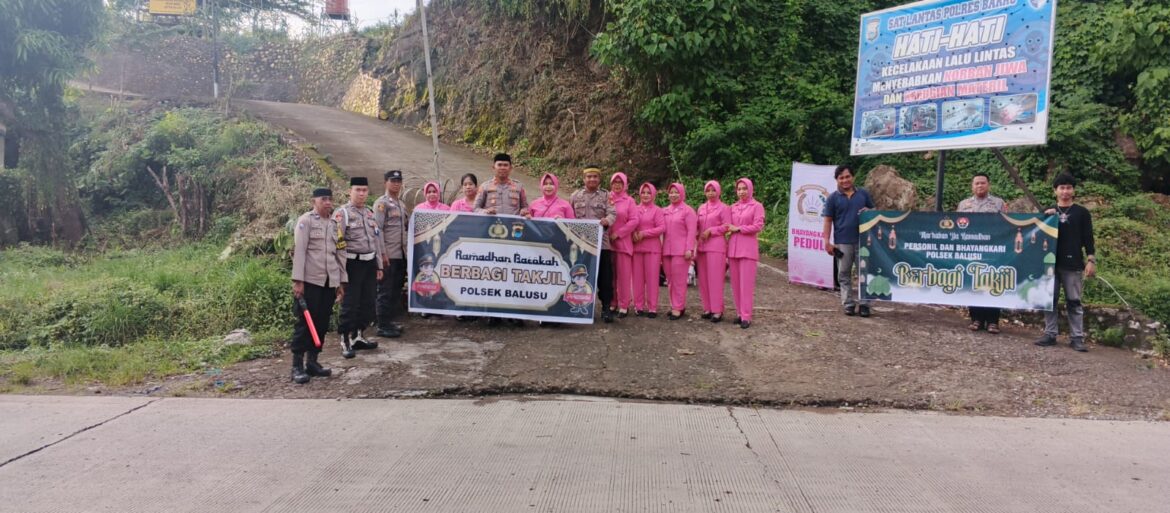 Menjemput Berkah di Jalanan, Senyum Personel Polsek Balusu dan Bhayangkari Warnai Aksi Berbagi Takjil