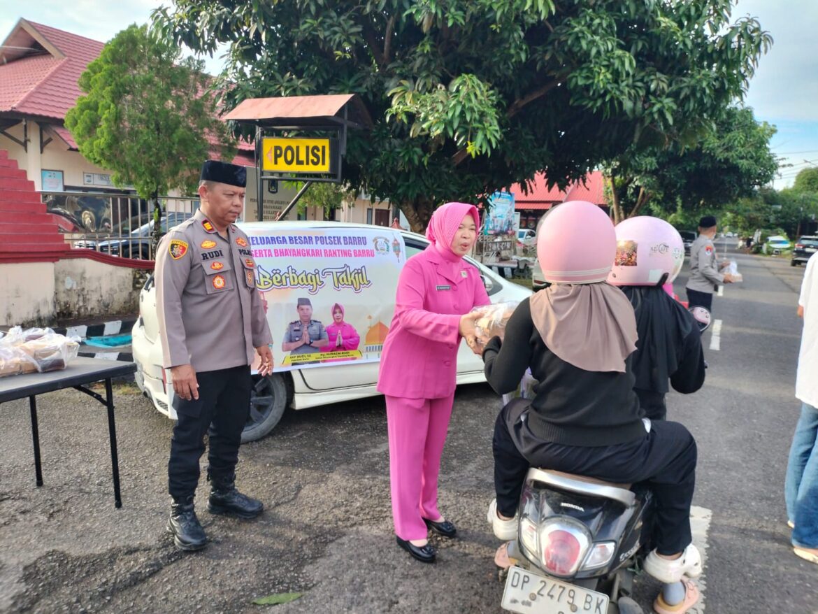 Lebih Dekat dengan Warga, AKP Rudi dan Bhayangkari Bagikan Paket Takjil Penuh Berkah