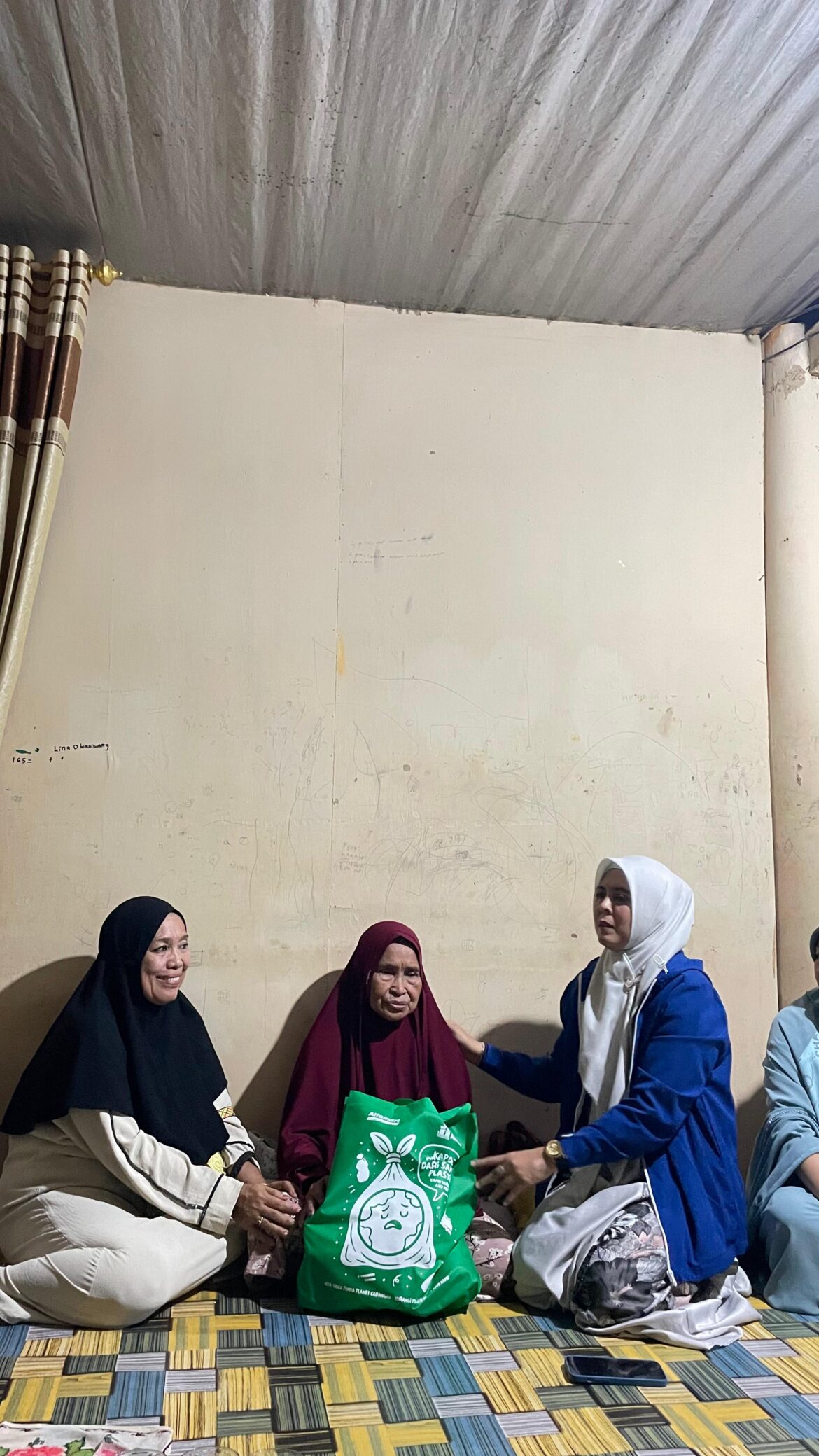 Wujud Kepedulian, Wakil Ketua DPRD Wajo Andi Merly Iswita Tinjau Langsung dan Beri Bantuan Korban Kebakaran di Pammana