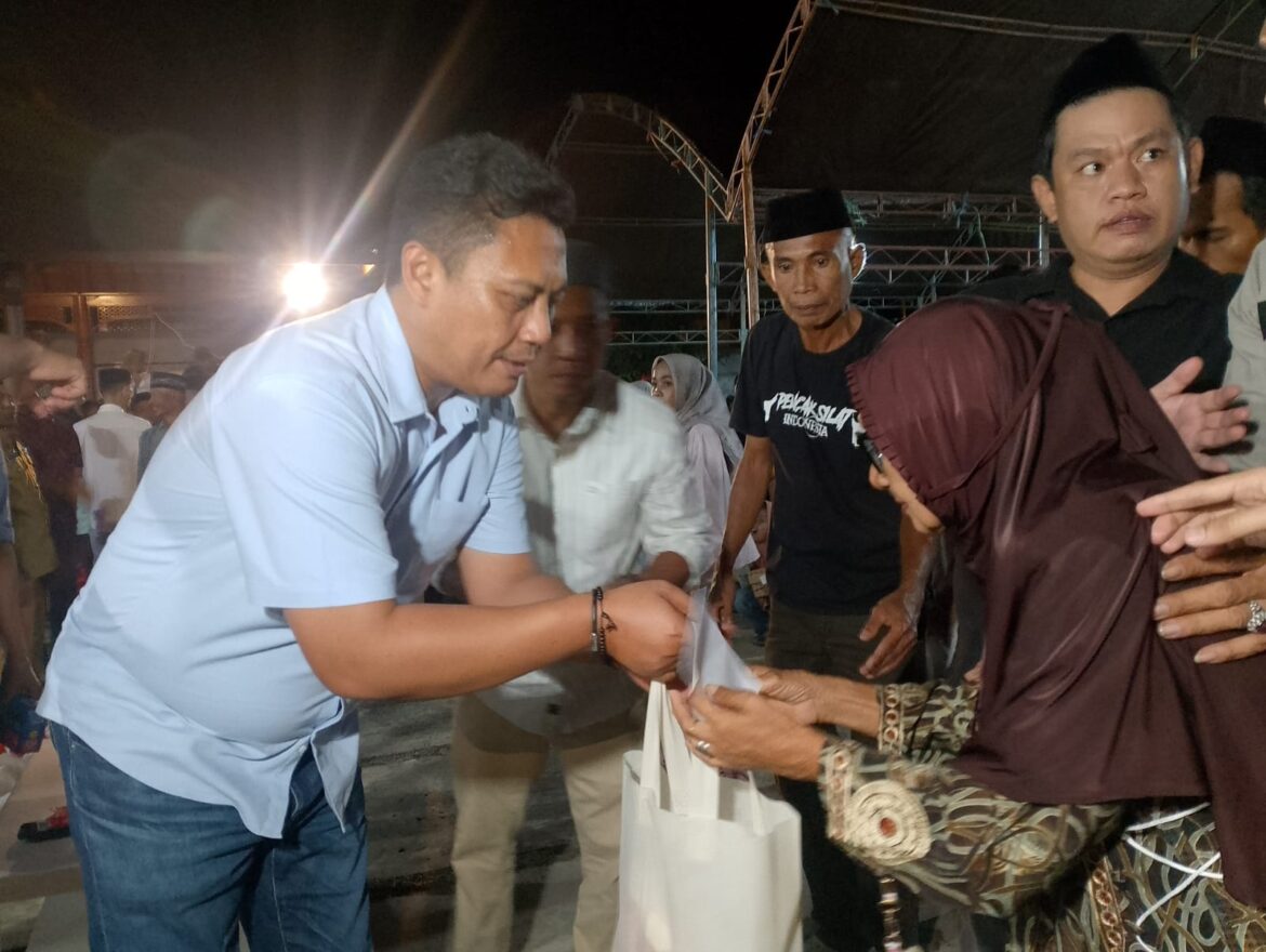 Warga Wajo Membludak Hadiri Acara Buka Bersama, Wakil Ketua DPRI Andi Iwan Darmawan Aras Membagikan Paket Sembako Pada Anak yatim dan kaum Dhuafa