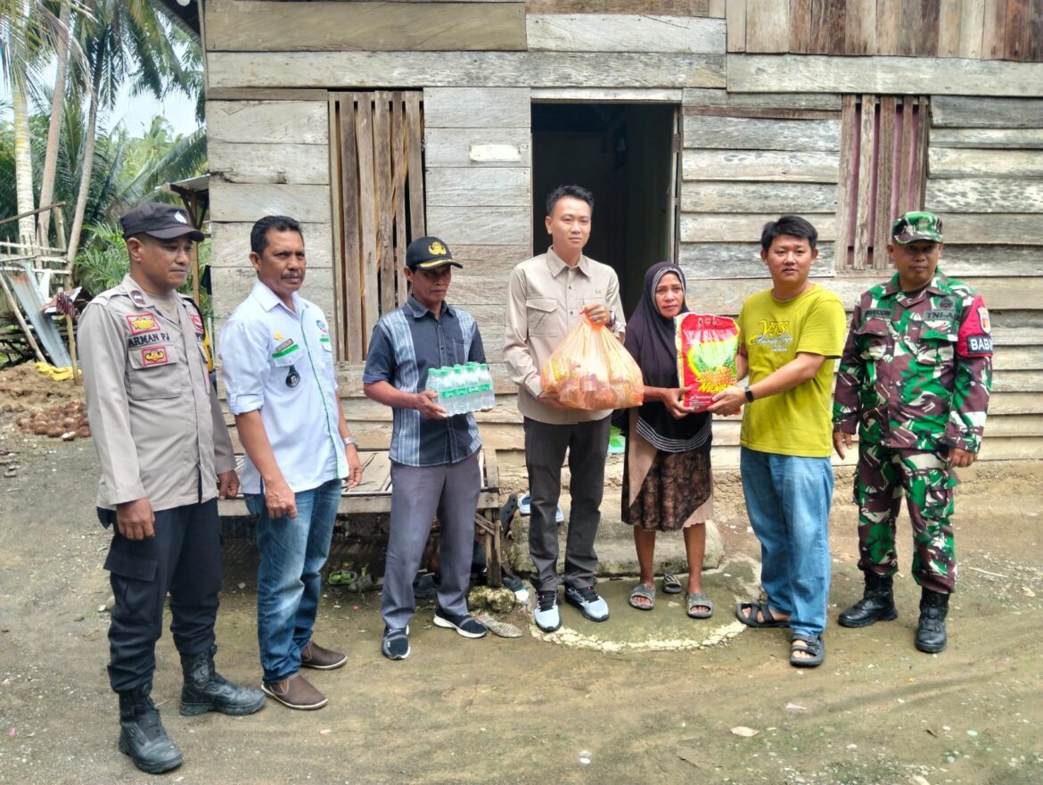 PT VKS Berbagi Berkah Ramadhan 500 Paket Sembako dan Bantuan Rp 68 Juta untuk Warga Kasoloang