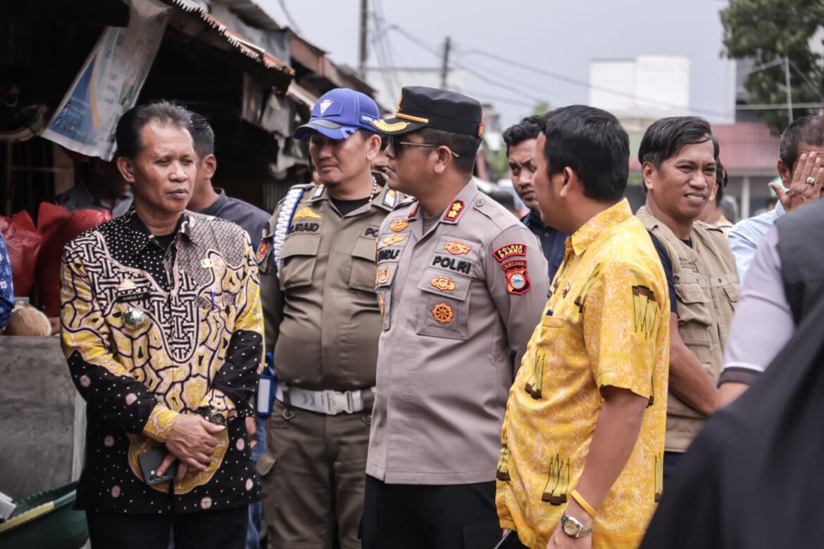 Jamin Stok Pangan Jelang Idul Fitri, Kapolres dan Forkopimda Barru Pantau Pasar Mattirowalie