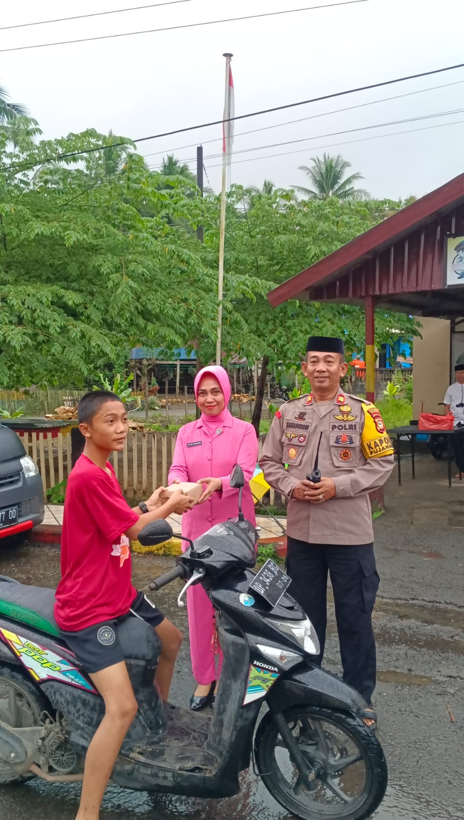 ​Pererat Silaturahmi, Kapolsek Pujananting Pimpin Langsung Pembagian Takjil di Depan Mako