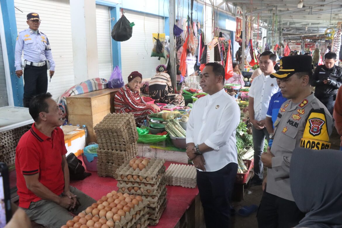 Bupati Andi Rosman Pimpin Pantauan Harga di Pasar Mini Sengkang Jelang Lebaran Idul Fitri 1447 H