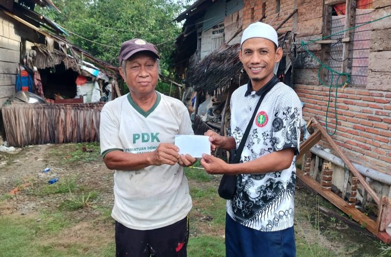 Peduli Sesama di Akhir Ramadan, PGRI Luwu Utara Salurkan Bantuan Sosial