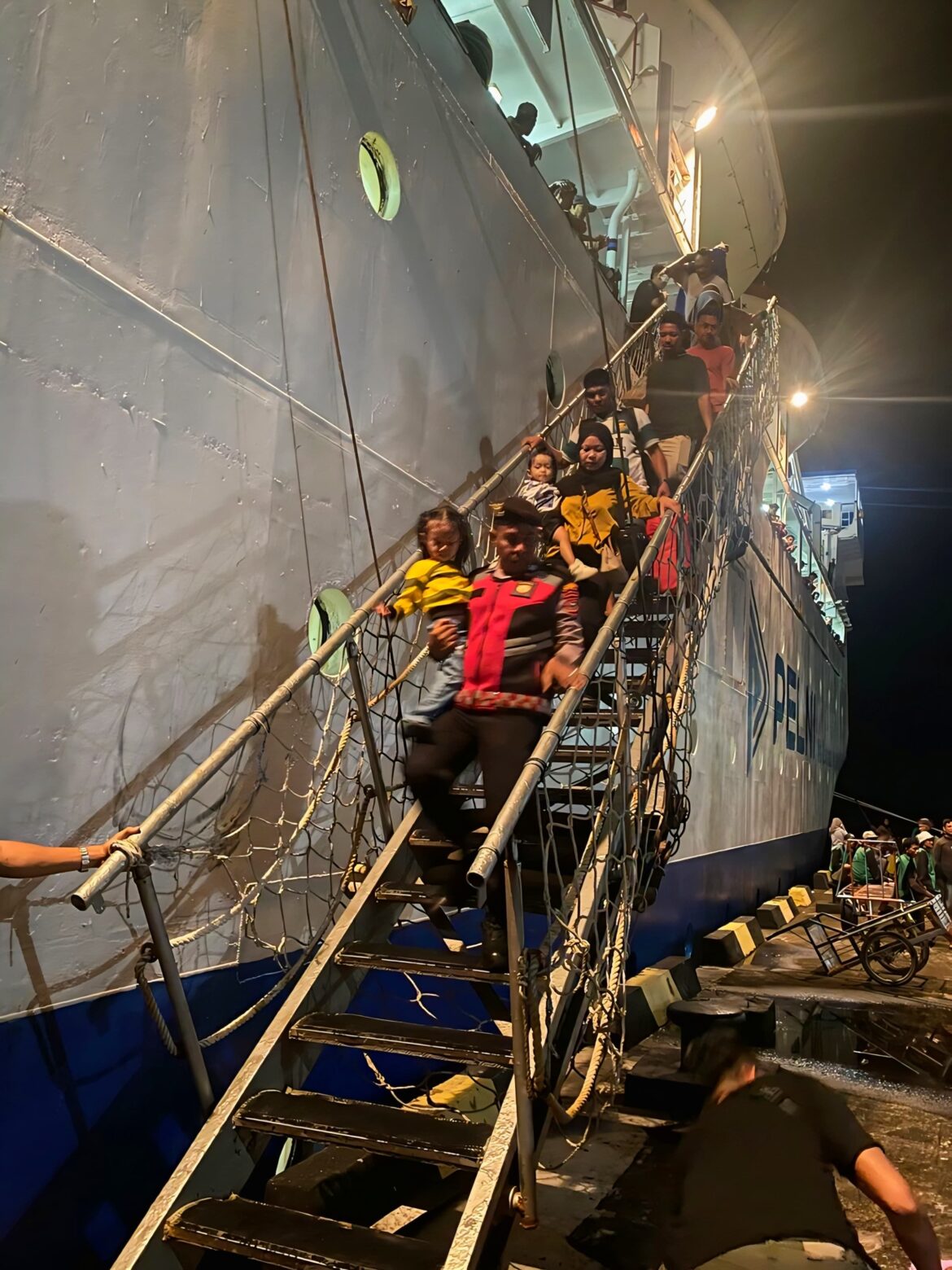 Tunjukkan Sisi Humanis, Aiptu Tamsil Beri Pelayanan Nyata Bagi Warga di Pelabuhan Barru