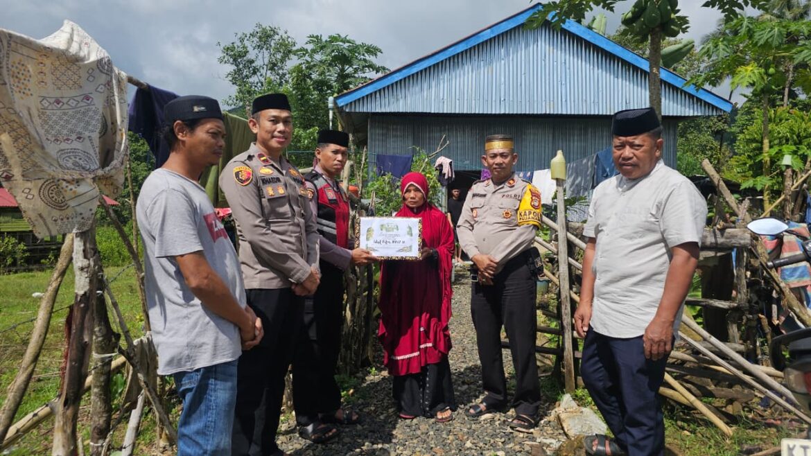 Wujudkan Kepedulian, Kapolsek Pujananting Salurkan Bansos Ramadan di Mattappawalie dan Dusun Pange