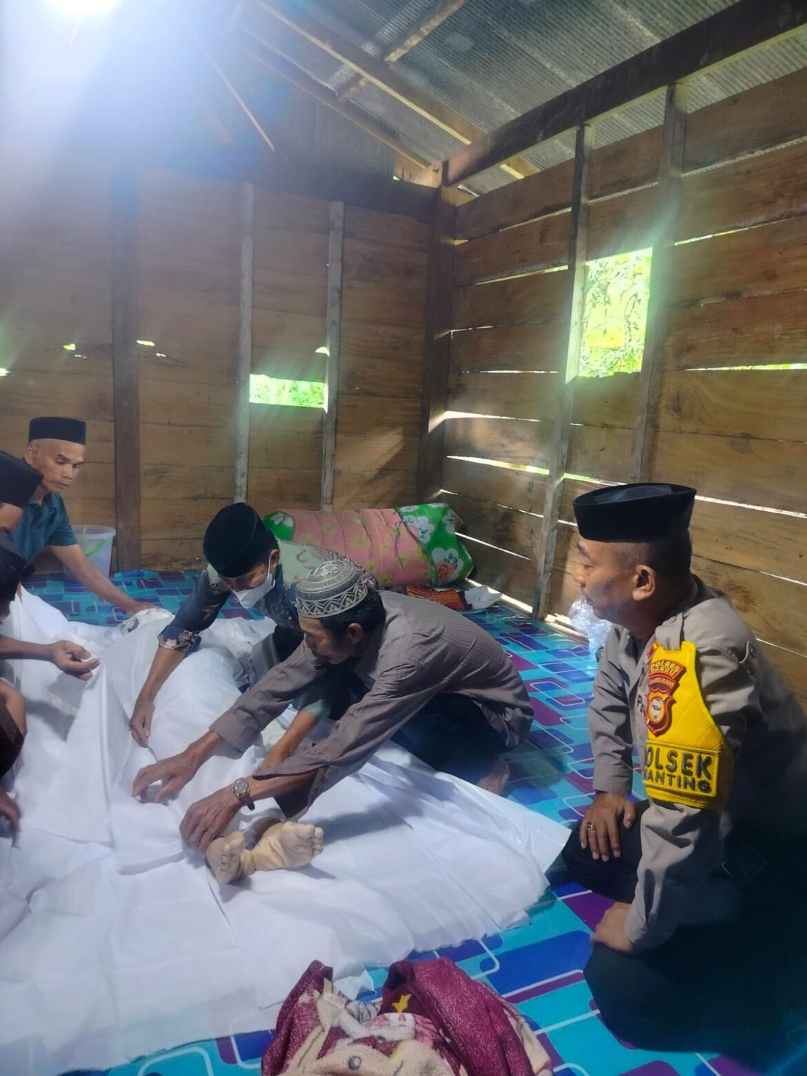 ​Ringankan Duka Warga, Kapolsek Pujananting Berikan Dukungan Moril dan Doa di Rumah Almarhum Ahmad Rahmani