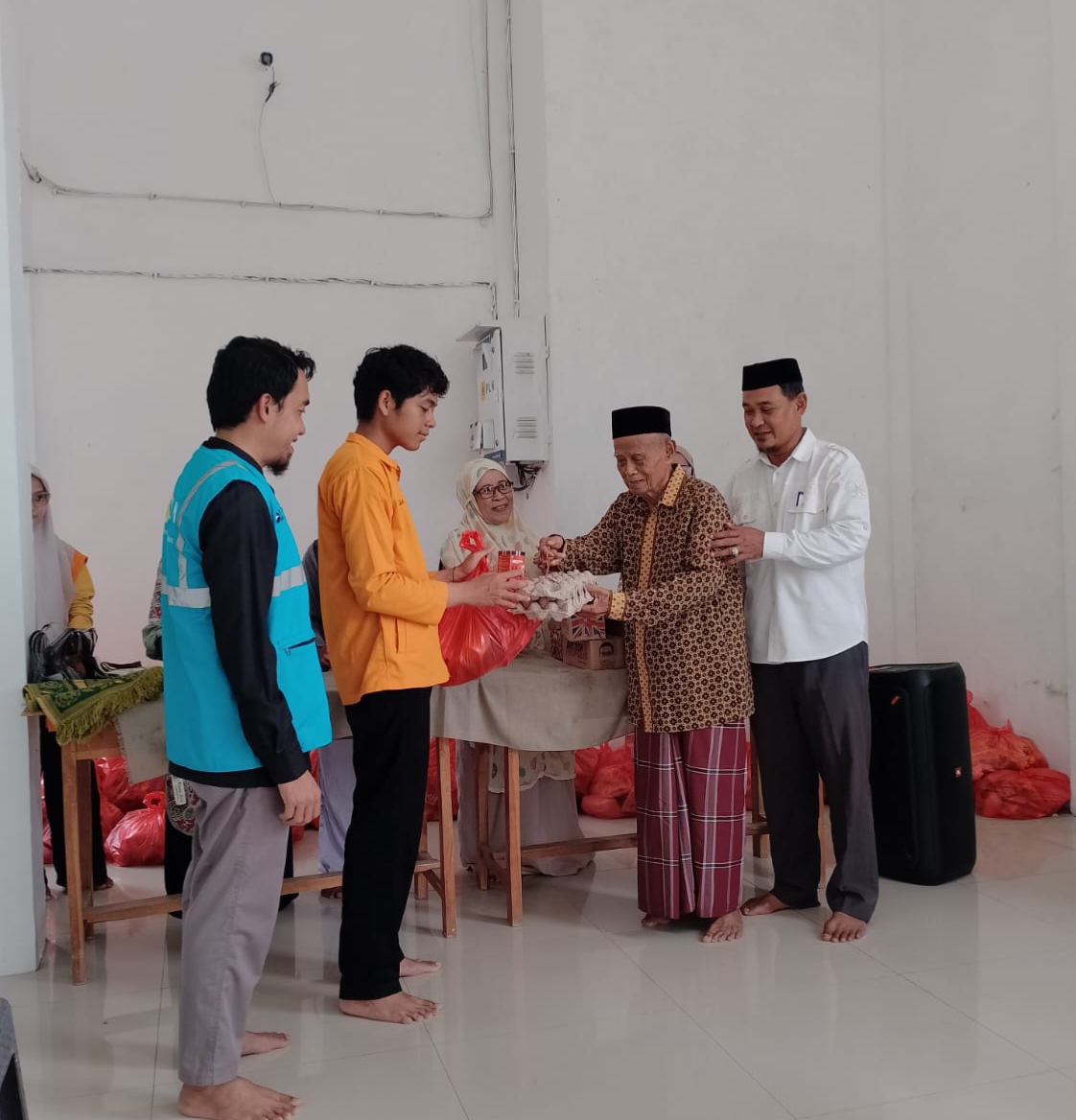 Wujud Kepedulian Nyata, Remaja Masjid Jami Annur Lampoko Tebar Kebaikan di Bulan Ramadan Bagikan Sembako untuk Warga tidak Mampu