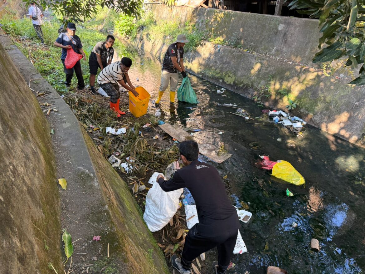 Jumat Bersih, Bupati Bantaeng Keliling dan Turun Langsung Bersihkan Lingkungan
