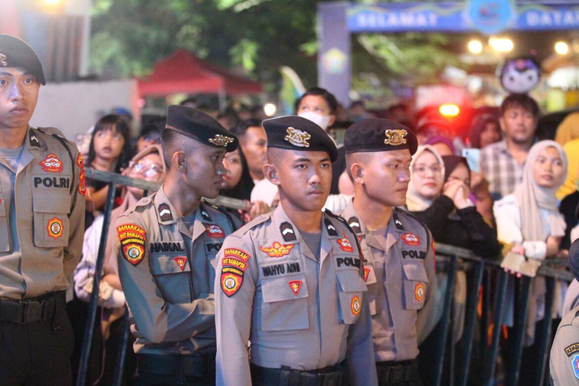 Personel Polda Sultra Laksanakan Pengamanan HUT Sultra di Kawasan Tugu Eks MTQ