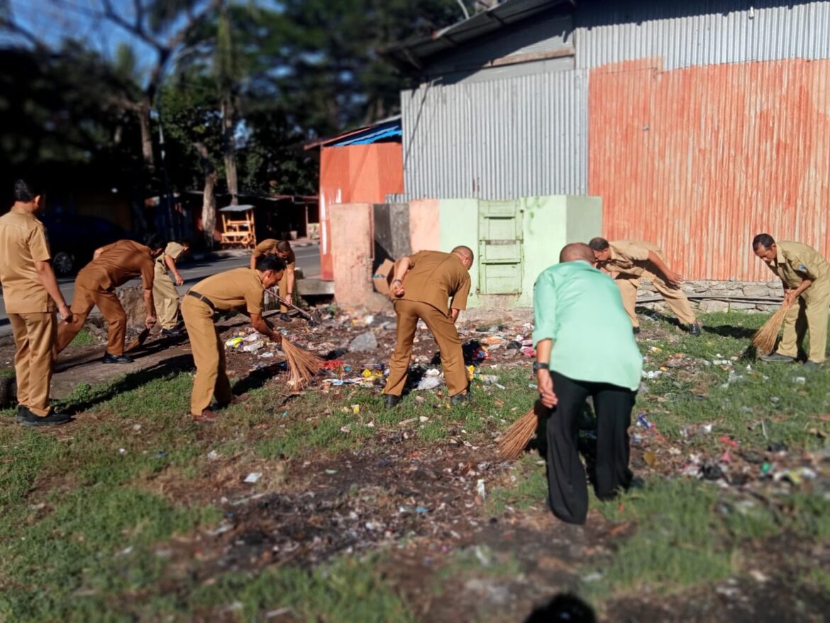 DLH Bantaeng Perkuat Budaya Gotong Royong Lewat Kerja Bakti di TPS Makam Pahlawan