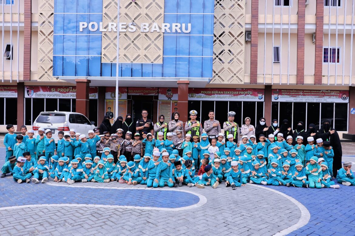 ​Kenalkan Profesi Polri, Santri TK Wahdah Islamiyah Barru Gelar Field Trip ke Polres Barru