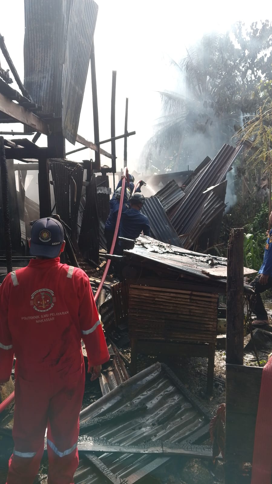 ​Respon Cepat Tim Gabungan Damkar Barru, Kerahkan 6 Armada dan Puluhan Personil dalam Musibah Kebakaran di Balusu