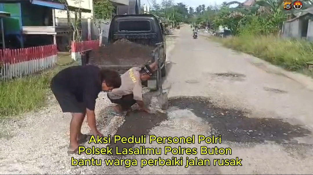 *Cegah Kecelakaan Lalulintas, Personel Polsek Lasalimu Tambal Jalan Berlubang*