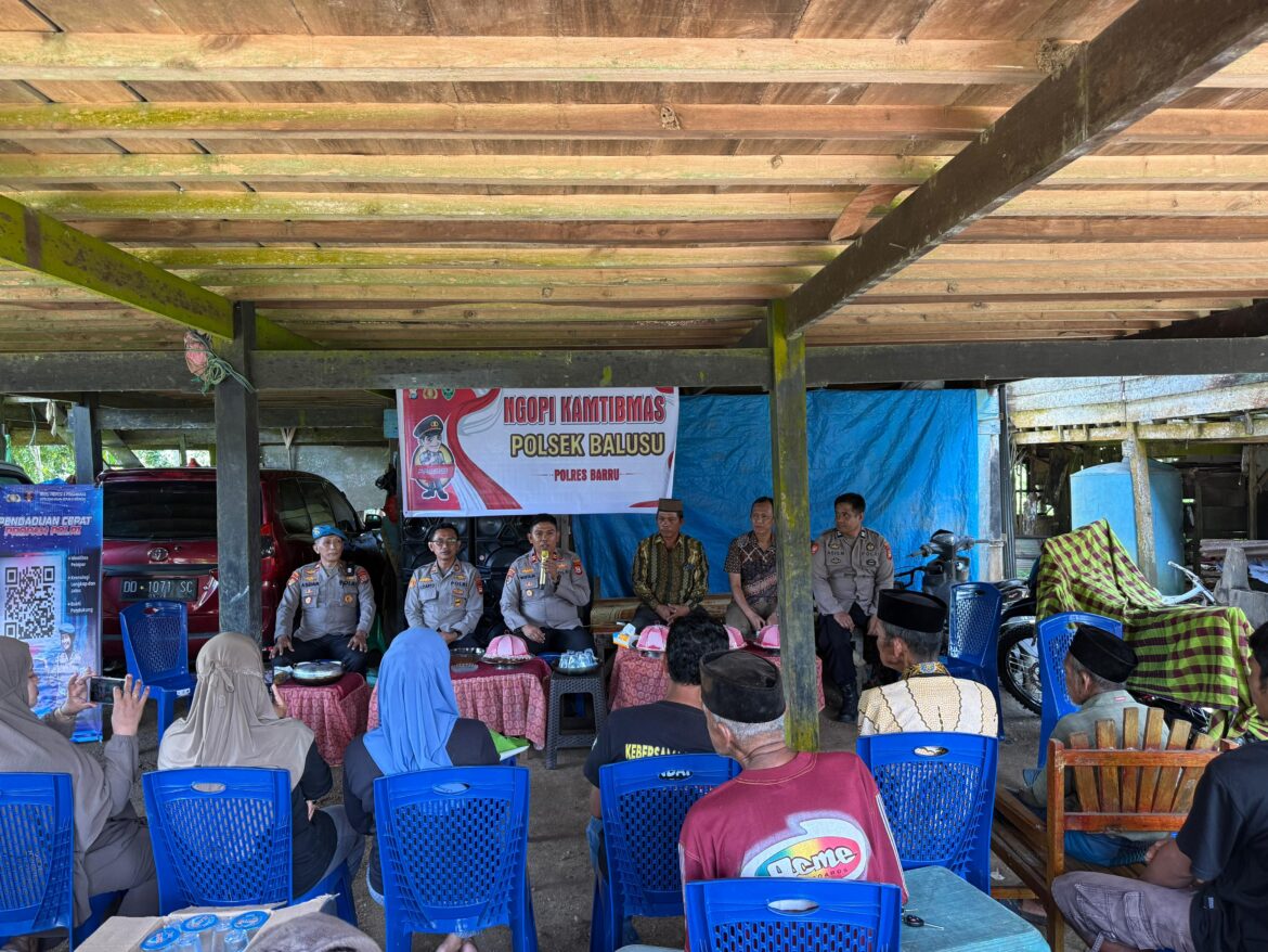 ​Pererat Silaturahmi, Kapolsek Balusu dan PJU Polres Barru Duduk Bersama Warga di Dusun Binuang