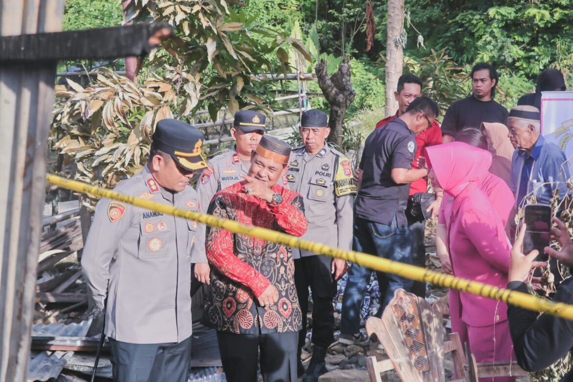 Polres Barru Laksanakan Anjangsana dan Serahkan Bantuan Kepada Korban Kebakaran di Desa Lampoko