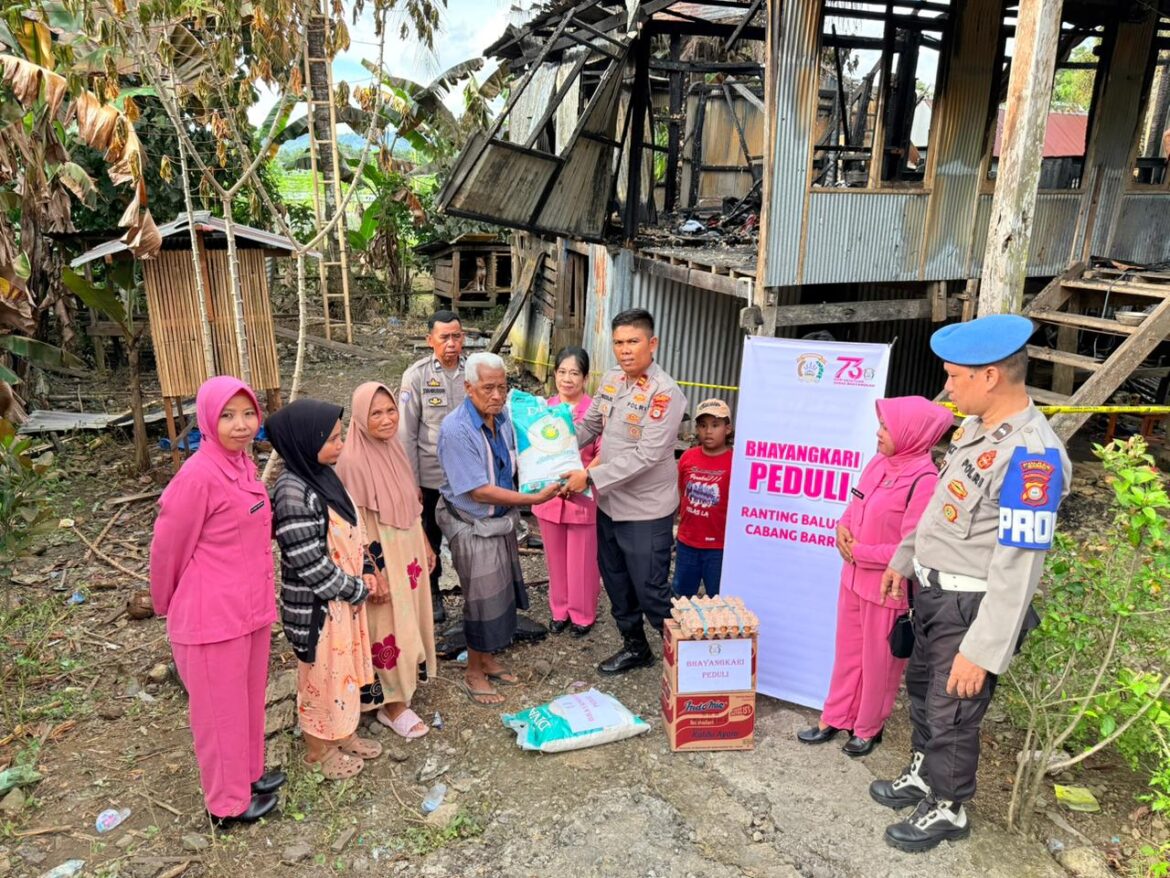 ​Wujud Empati, Kapolsek Balusu dan Bhayangkari Sambangi Korban Kebakaran di Lampoko