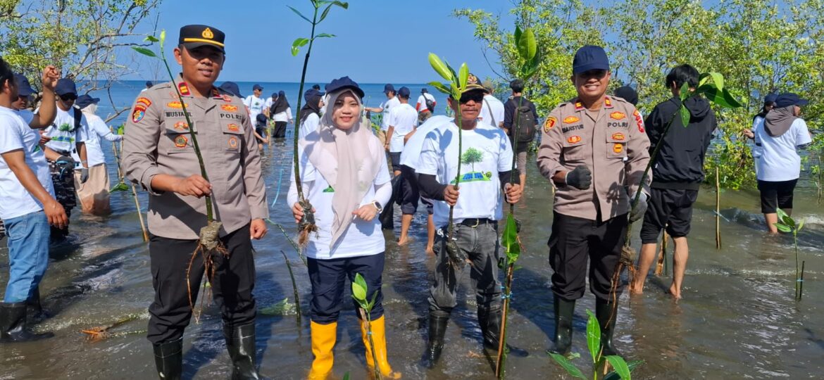 Sinergitas Polri dan Pemerintah Daerah, Penanaman Mangrove dan Bersih Pantai Warnai Peringatan Hari Bumi 2026 di Soppeng Riaja