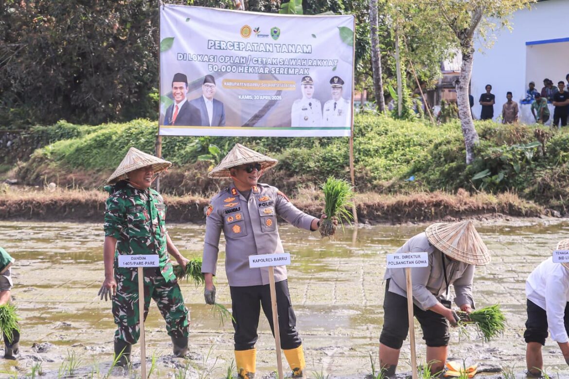 ​Cetak Sawah Rakyat di Kelurahan Sepe’e Dimulai, Polres Barru Pastikan Kegiatan Berjalan Kondusif