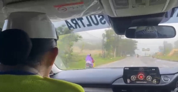 Polwan Ditlantas Polda Sultra Edukasi Pengendara Lewat “Polantas Menyapa” di Kendari*