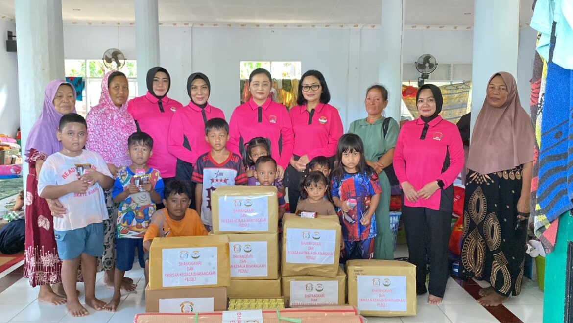 Bhayangkari Sultra Salurkan 150 Paket Bantuan untuk Korban Banjir di Bantaran Kali Wanggul