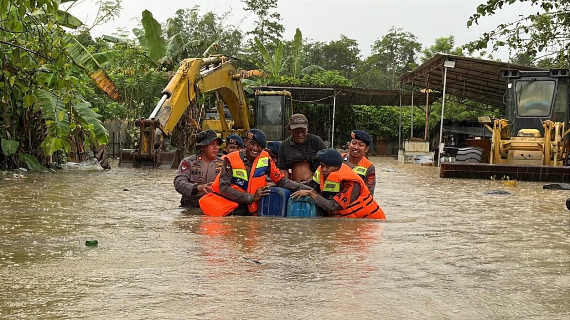 Brimob Polda Sultra Evakuasi Warga Terdampak Banjir di Sejumlah Titik Kota Kendari