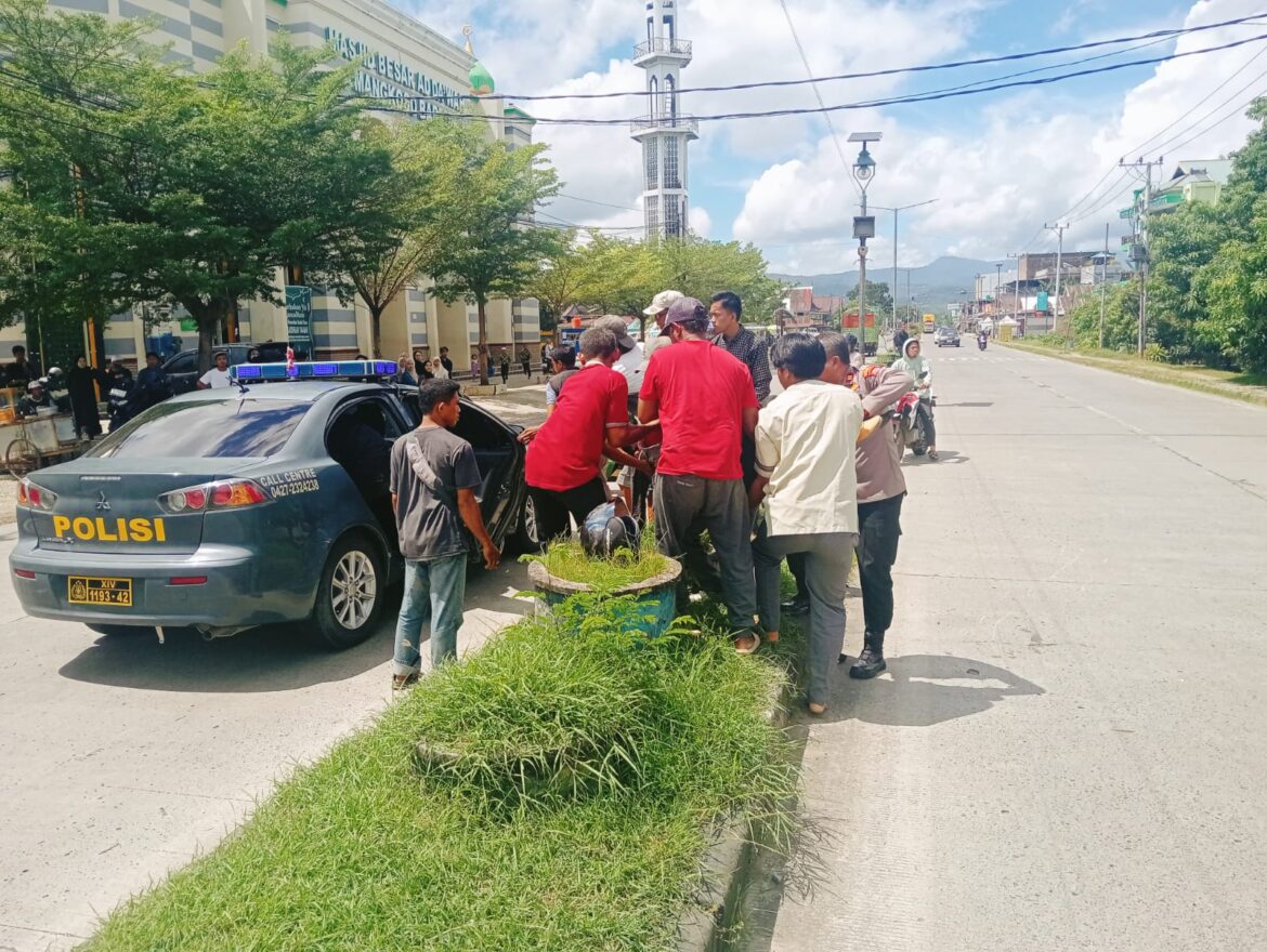 Kapolsek Soppeng Riaja Pimpin Langsung Evakuasi Korban Laka Lantas di Mangkoso