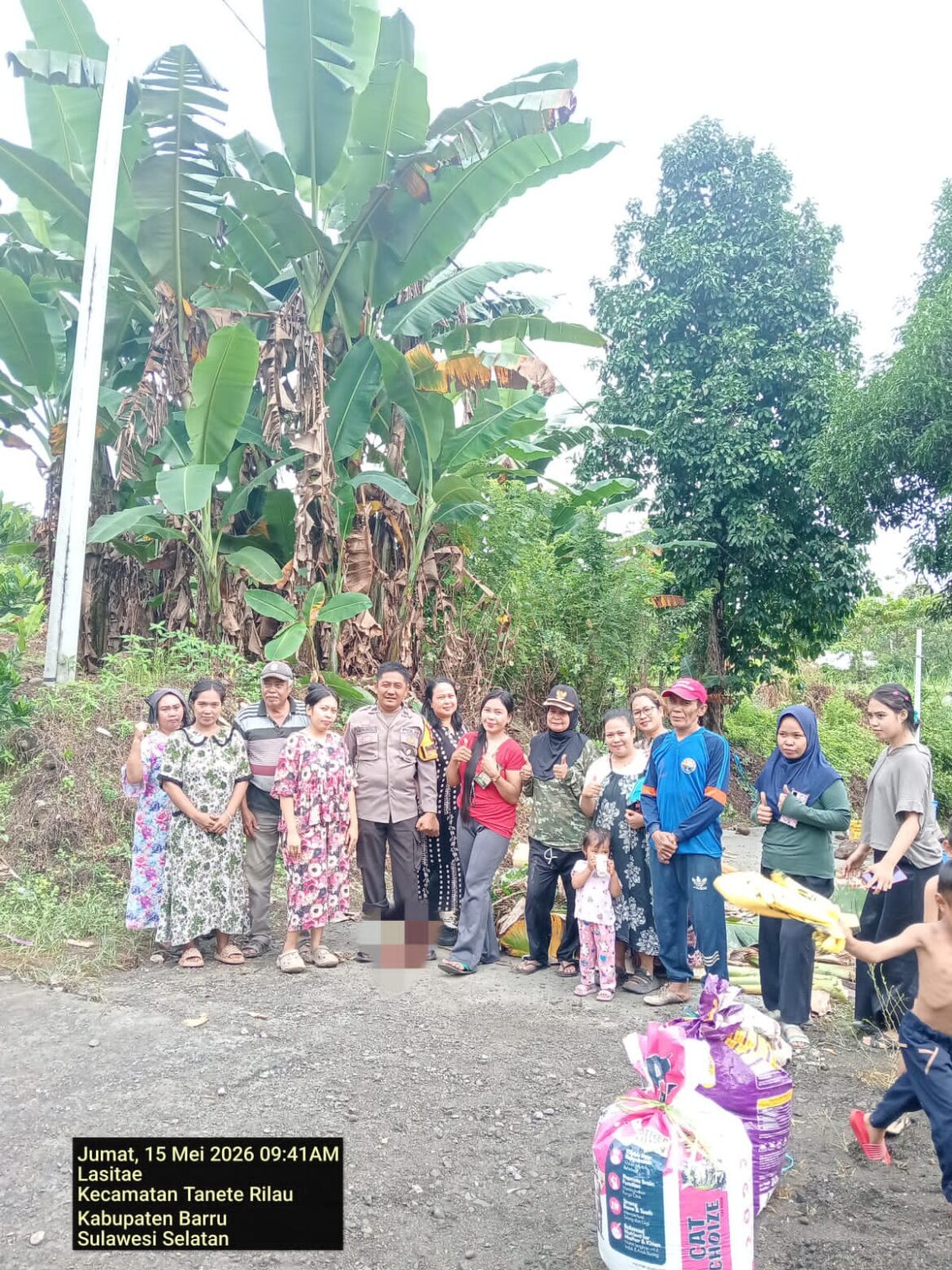 ​Sinergi Tanpa Batas, Bhabinkamtibmas dan Warga Lasitae Bahu-Membahu Perbaiki Jalan Rusak