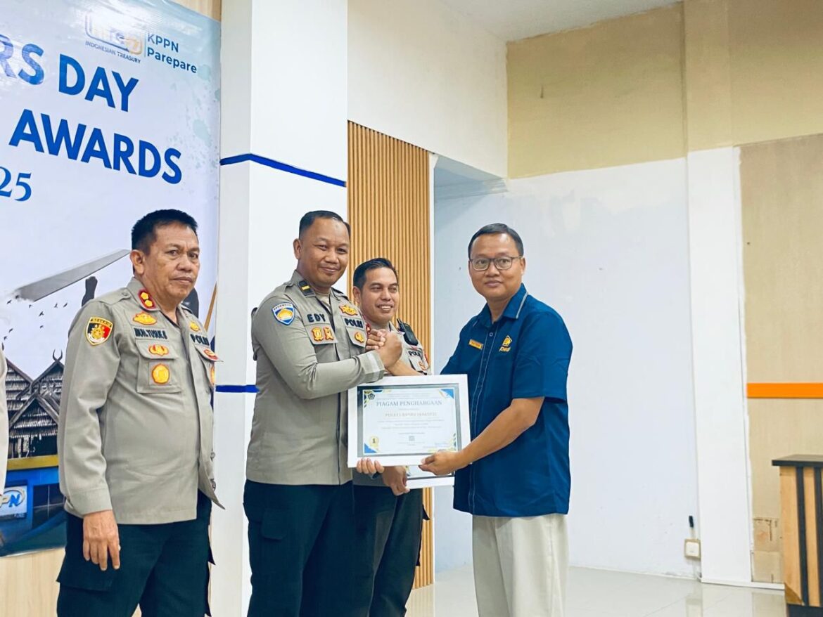​Kelola Anggaran Akuntabel, Polres Barru Borong Dua Penghargaan dari KPPN Parepare