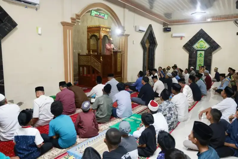 Di Hadapan Jamaah Masjid Rahmat, Wabup Abustan Paparkan Keberhasilan Barru Turunkan Angka Kemiskinan