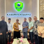 Pastikan Pemerintahan Berjalan Optimal, Andi Ina Kartika Sari Serahkan SK PLH Sekda Barru ke Andi Syarifuddin