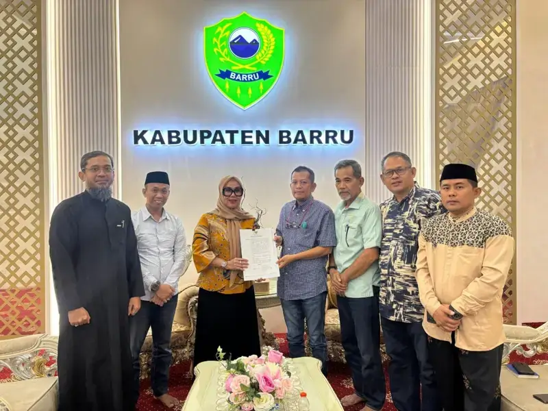 Pastikan Pemerintahan Berjalan Optimal, Andi Ina Kartika Sari Serahkan SK PLH Sekda Barru ke Andi Syarifuddin