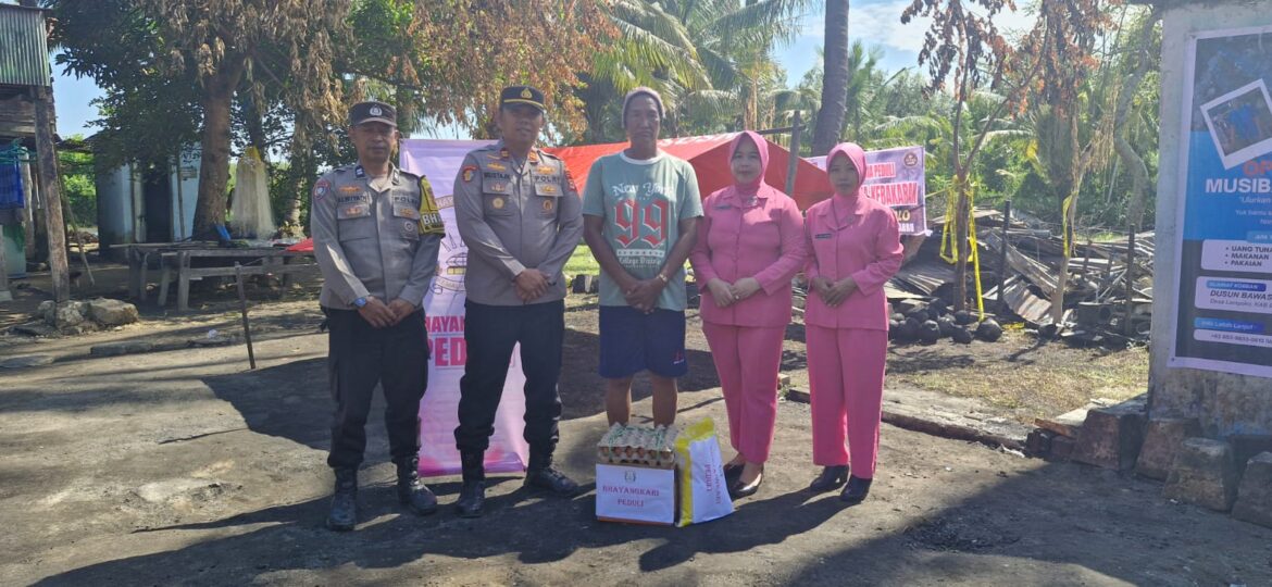 ​Iptu Abd. Mustajil Pimpin Penyerahan Bansos Polsek Balusu Kepada Korban Kebakaran di Dusun Bawasalo