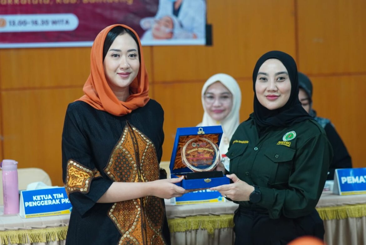 *Peduli Kesehatan Kulit, TP. PKK Bantaeng Buka Bakti Sosial Peeling Wajah Gratis
