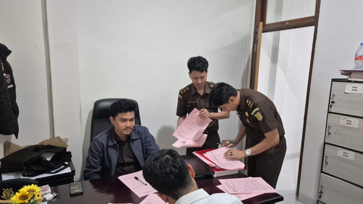 Penyerahan Tersangka Penggelapan Jabatan Sumardin Alias Dino Rampung, Kejari Buru Targetkan Segera Sidang