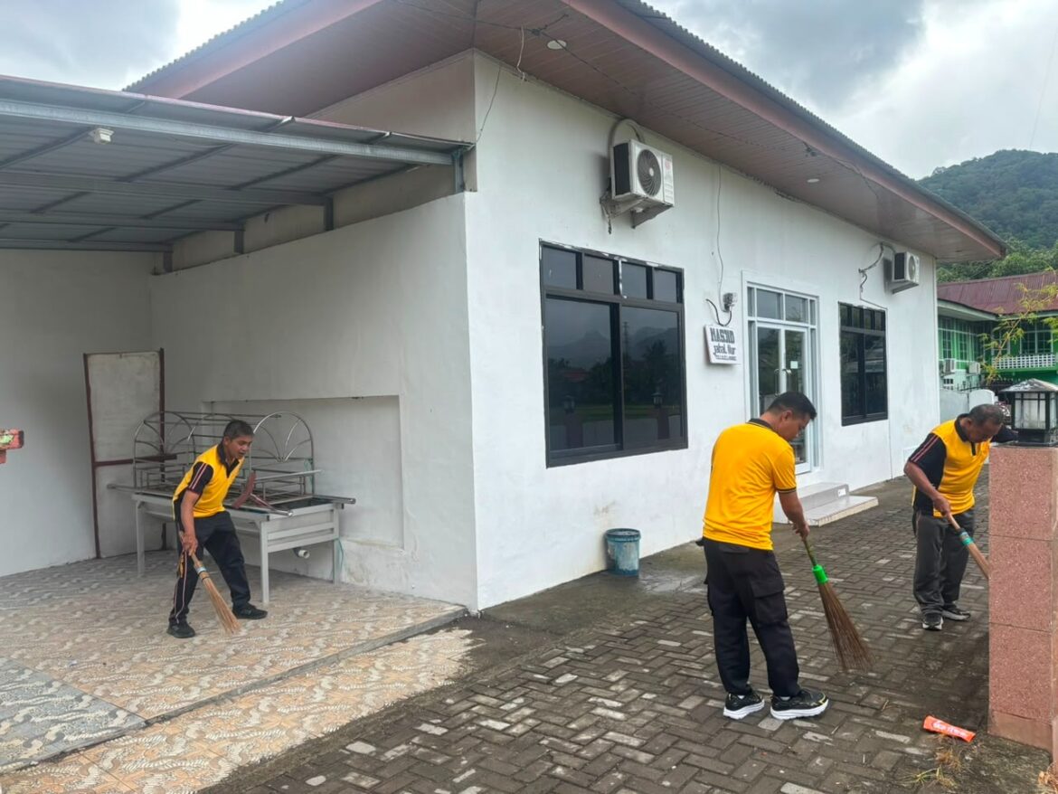 ​Peringati Hari Bhayangkara ke-80, Personel Polres Barru Bersihkan Sejumlah Rumah Ibadah secara Serentak