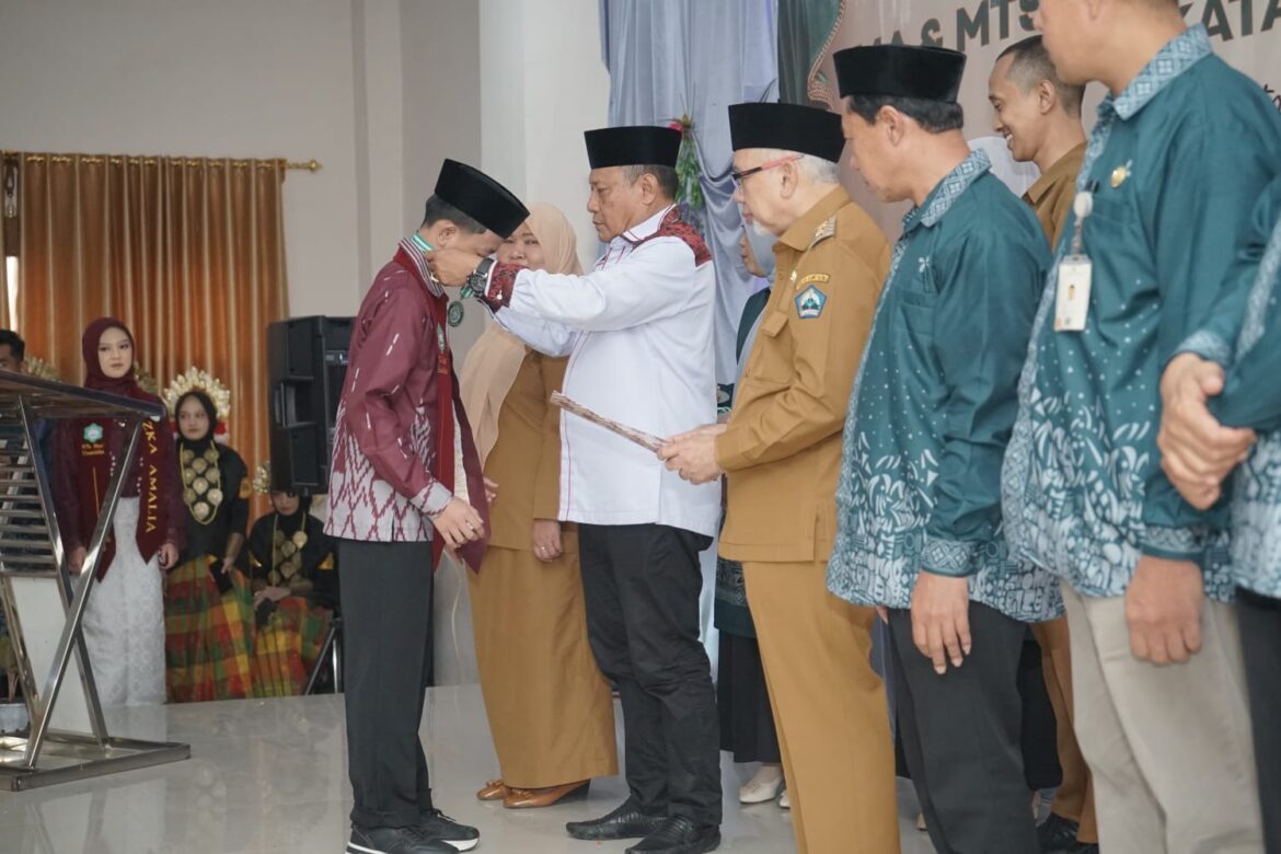 *Hadiri Pelepasan Ponpes Ihya’ Ulumiddin, Wakil Bupati Bantaeng Ajak Siswa Terus Menuntut Ilmu