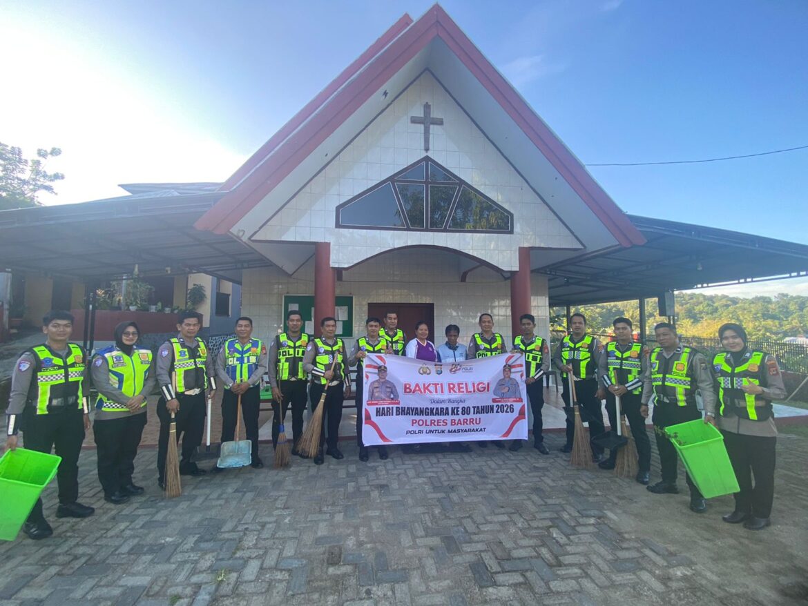 ​Peringati Hari Bhayangkara, Personel Satlantas Polres Barru Bersihkan Sejumlah Tempat Ibadah
