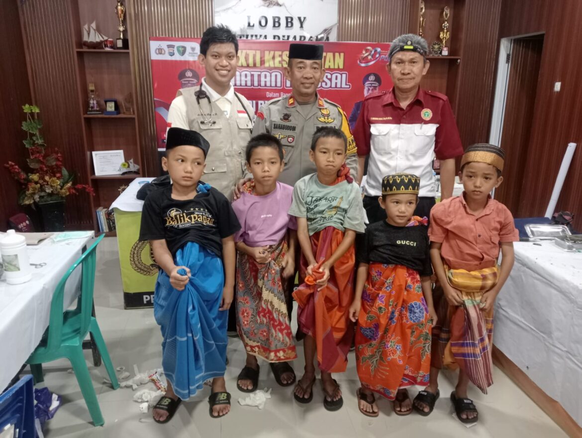 Hari Bhayangkara ke-80: Kapolsek Pujananting Fasilitasi Anak-Anak Ikuti Sunatan Massal di Polres Barru
