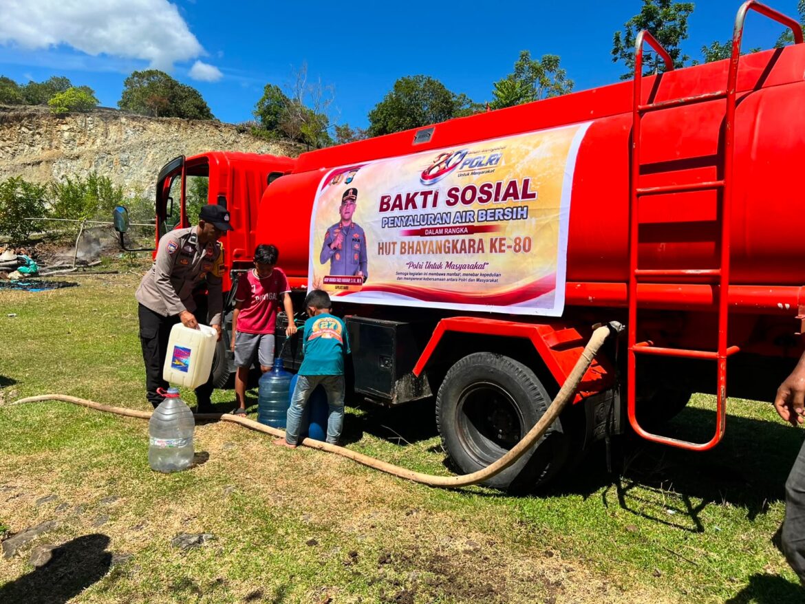 Polres Barru dan BPBD Distribusikan Air Bersih untuk Masyarakat Tuwung di Hari Bhayangkara ke-80