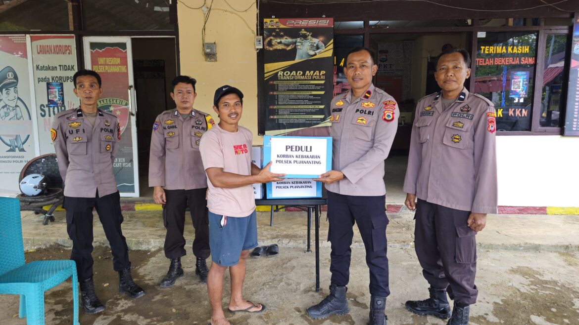 ​Wujud Empati Nyata, Polsek Pujananting Serahkan Bantuan Pakaian untuk Korban Kebakaran