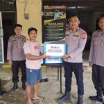 ​Wujud Empati Nyata, Polsek Pujananting Serahkan Bantuan Pakaian untuk Korban Kebakaran