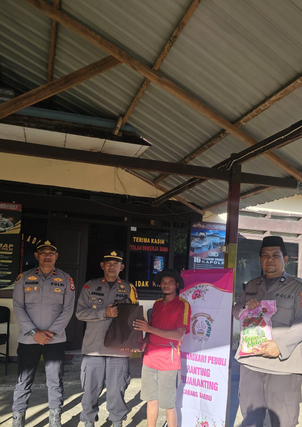 Sambut Hari Bhayangkara Ke-80, Polsek Pujananting Gelar Baksos Sembako bagi Warga Mattappawalie