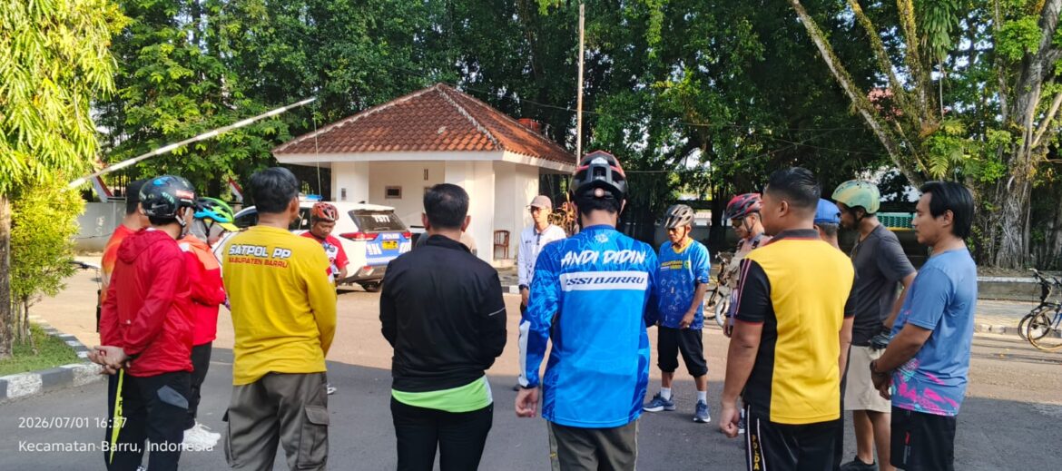 ​Jaga Kebugaran, Kasatpol-PP Damkar Wirman Ikut Membersamai Bupati Barru dalam Kegiatan Passapeda
