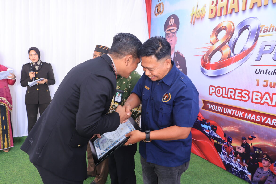 ​Apresiasi Sinergitas Media, Kapolres Barru Serahkan Penghargaan untuk Ketua PWI di Hari Bhayangkara