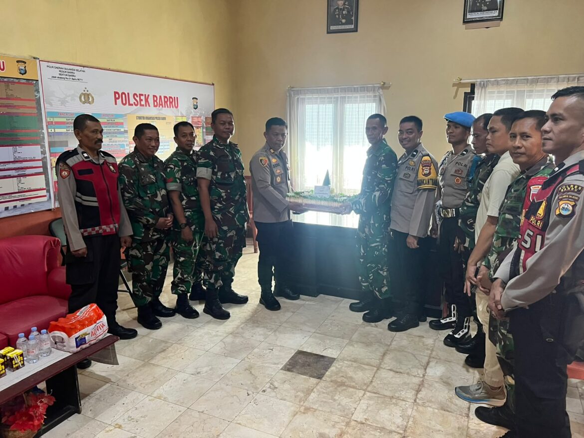 ​Sinergitas Tanpa Batas, Anggota Koramil Barru Beri Kejutan Nasi Tumpeng di HUT Bhayangkara ke-80