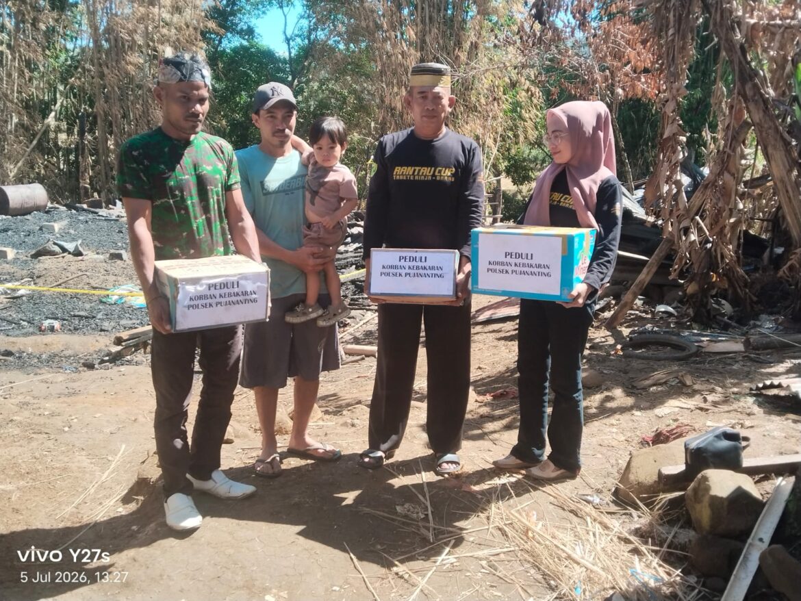 ​Kapolsek Pujananting Serahkan Bantuan Kemanusiaan Tahap II untuk Korban Kebakaran di Desa Gattareng