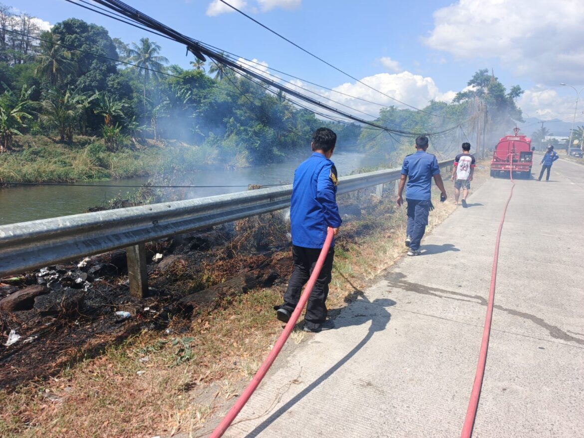 Gerak Cepat Tim Damkar WMK Soppeng Riaja Padamkan Kebakaran Lahan di Kawasan Mangkoso, Warga Diimbau Tak Bakar Sampah Sembarangan