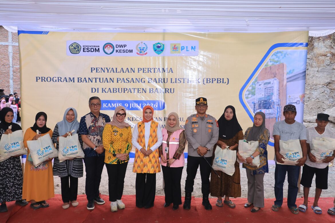 Kapolres Barru Hadiri Penyerahan Bantuan Listrik dan Sembako Kementerian ESDM, Pastikan Pengamanan Berjalan Aman dan Lancar